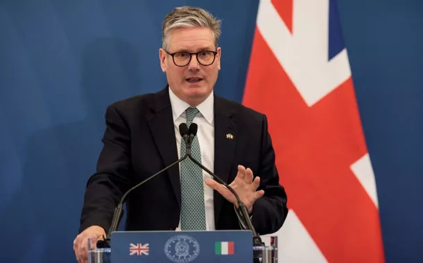O primeiro-ministro britânico, Keir Starmer, participa de uma coletiva de imprensa com a primeira-ministra italiana, Giorgia Meloni (não mostrada na foto), na Villa Doria Pamphilj, em Roma, Itália, em 16 de setembro de 2024