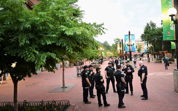 Policiais se reúnem na Pearl Street, em frente ao Tribunal do Condado de Boulder, local de um ataque que feriu várias pessoas, em Boulder, Colorado, EUA, em 2 de junho de 2025