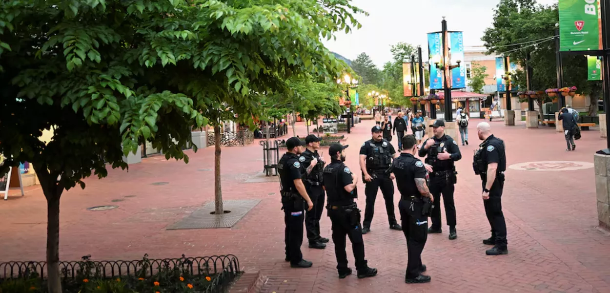 Policiais se reúnem na Pearl Street, em frente ao Tribunal do Condado de Boulder, local de um ataque que feriu várias pessoas, em Boulder, Colorado, EUA, em 2 de junho de 2025