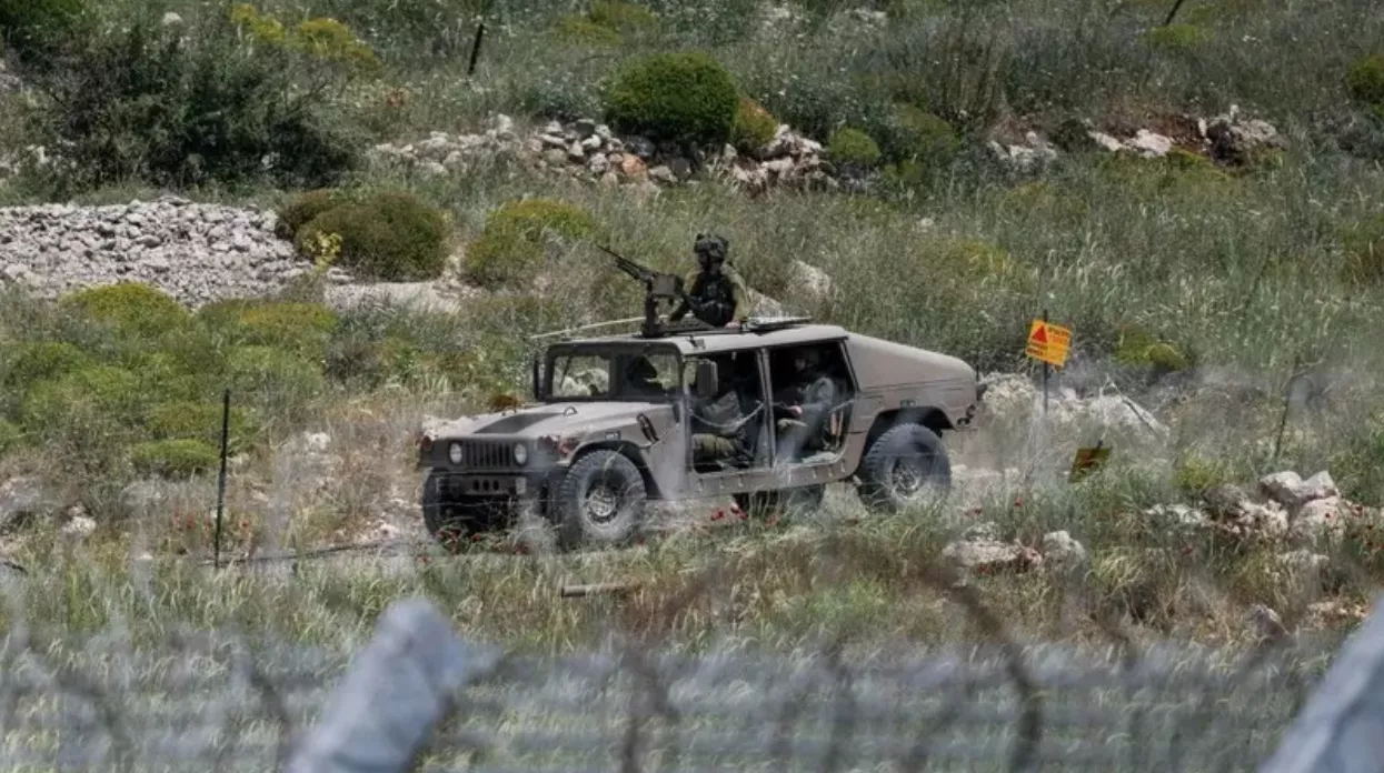 Veículo militar ronda a fronteira entre Israel e Síria - 04/05/2025