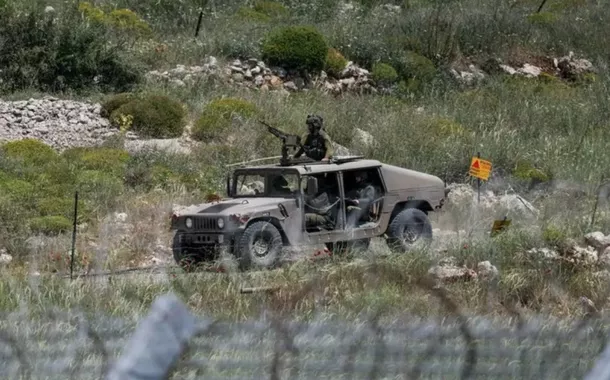 Veículo militar ronda a fronteira entre Israel e Síria - 04/05/2025