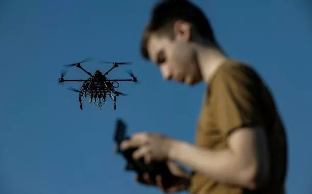 Ucraniano controla drone
22/04/2025
