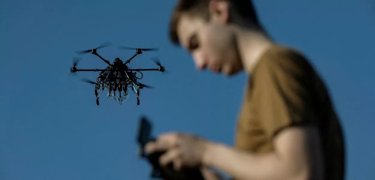 Ucraniano controla drone
22/04/2025