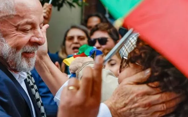 Lula é recebido com festa em Paris