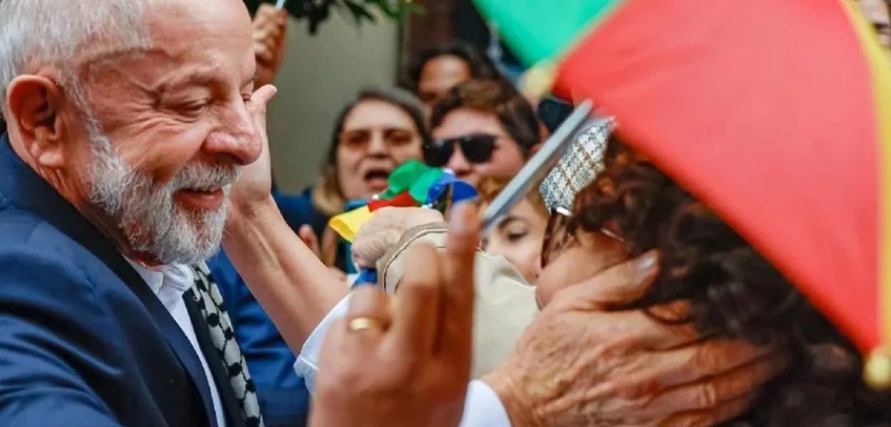 Lula é recebido com festa em Paris