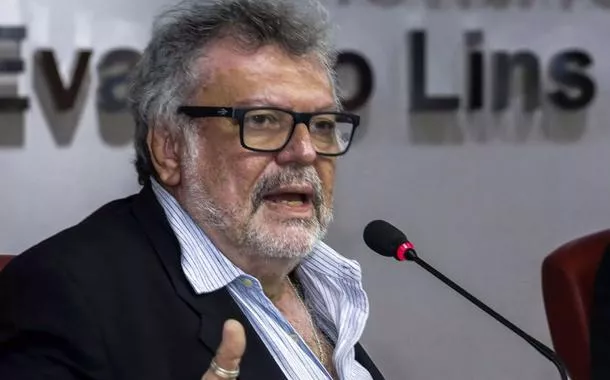 “Conferir um diploma em psicanálise é uma facada no coração da sua estrutura”, diz Luciano Elia