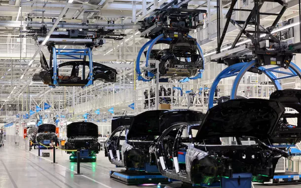 Carrocerias de automóveis são levantadas na "Fábrica 56", um dos mais modernos galpões de montagem de carros elétricos e convencionais do mundo da montadora alemã Mercedes-Benz, em Sindelfingen, perto de Stuttgart, Alemanha, em 4 de março de 2024