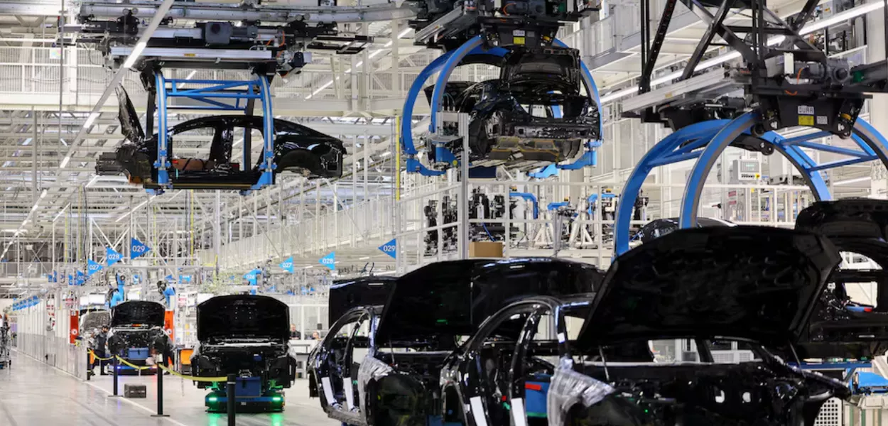 Carrocerias de automóveis são levantadas na "Fábrica 56", um dos mais modernos galpões de montagem de carros elétricos e convencionais do mundo da montadora alemã Mercedes-Benz, em Sindelfingen, perto de Stuttgart, Alemanha, em 4 de março de 2024