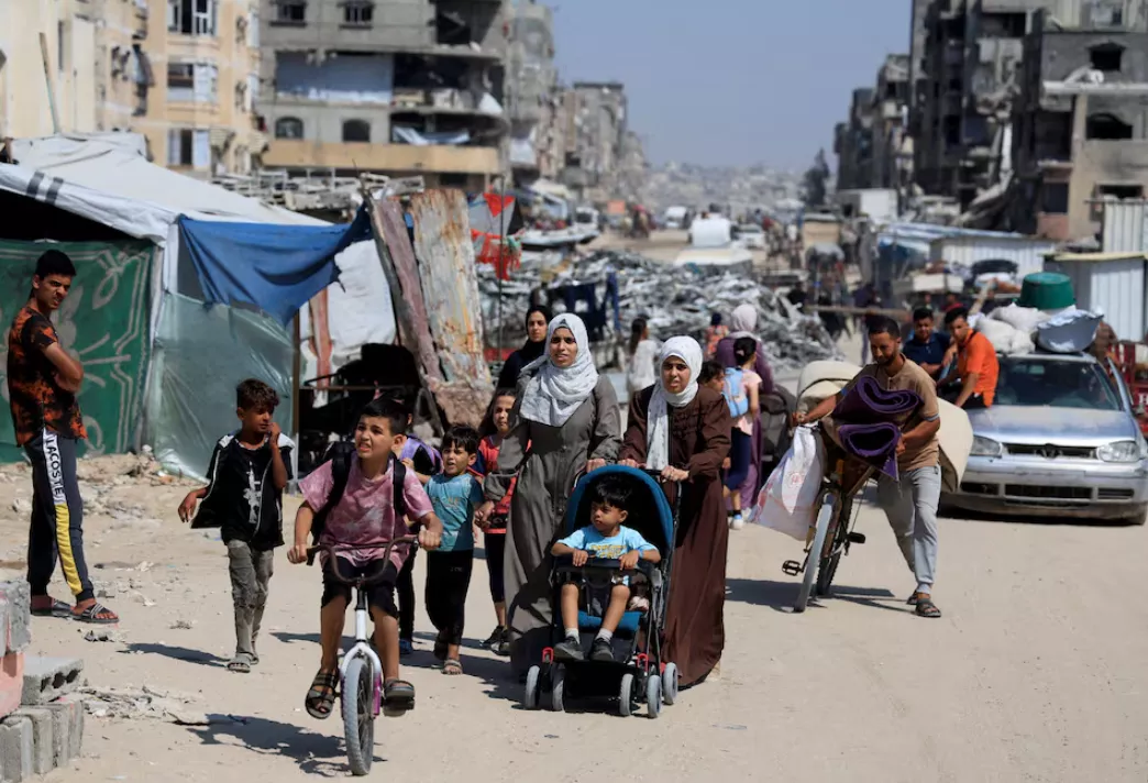Palestinos carregam seus pertences enquanto fogem de suas casas após o exército israelense emitir ordens de evacuação, em Khan Younis, no sul da Faixa de Gaza, em 3 de junho de 2025