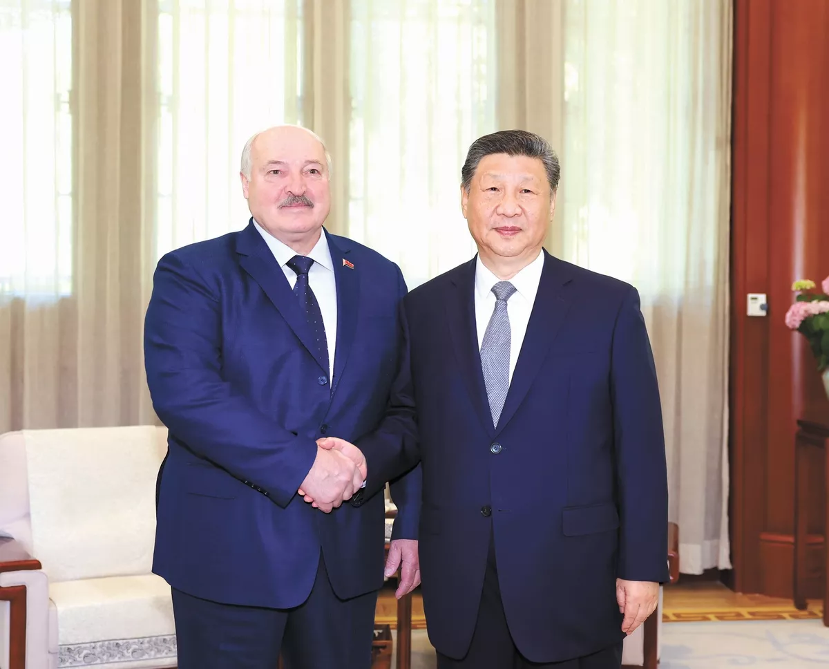 O presidente chinês Xi Jinping se encontra com o presidente bielorrusso Alexander Lukashenko em Pequim em 4 de junho de 2025