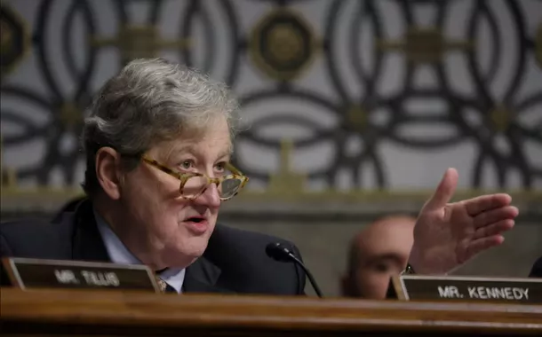 O senador americano John Kennedy (Republicano-LA) faz perguntas em uma audiência do Comitê de Bancos, Habitação e Assuntos Urbanos do Senado, no Edifício Dirksen do Senado, em Washington, EUA, em 16 de maio de 2023