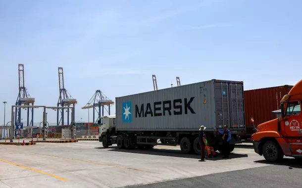 Caminhões de contêineres fazem fila para entrar no Terminal Internacional de Contêineres de Hai Phong, depois que o presidente dos EUA, Donald Trump, anunciou uma pausa de 90 dias nas tarifas para muitos países, em Hai Phong, Vietnã, em 16 de abril de 2025