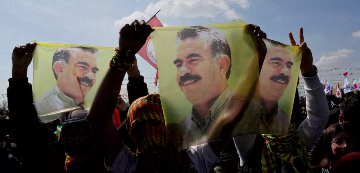 Apoiadores do Partido pela Igualdade e Democracia dos Povos (DEM), pró-curdo, exibem bandeiras com um retrato do líder do Partido dos Trabalhadores do Curdistão (PKK), Abdullah Ocalan, que está preso, em Istambul, Turquia, em 17 de março de 2024