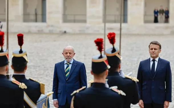 Lula e o presidente da França, Emmanuel Macron, durante Cerimônia oficial de boas-vindas. Esplanada dos Inválidos, em Paris
