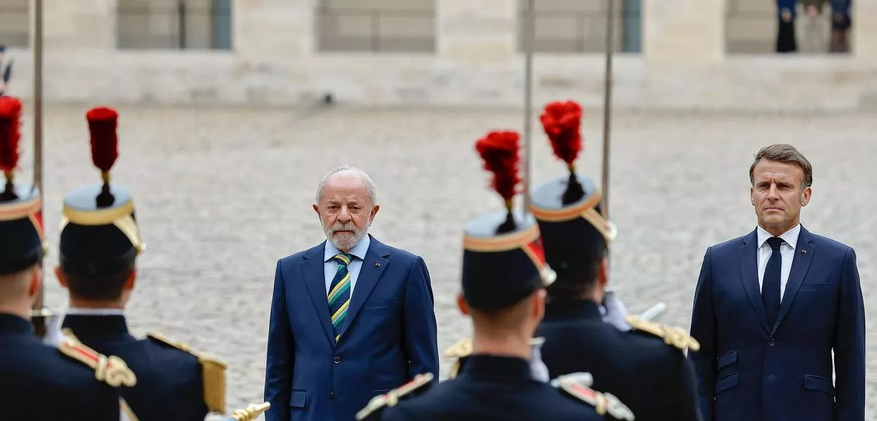 Lula e o presidente da França, Emmanuel Macron, durante Cerimônia oficial de boas-vindas. Esplanada dos Inválidos, em Paris