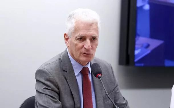 “O centrão passa a mão na cabeça da extrema direita”, diz Rogério Correia