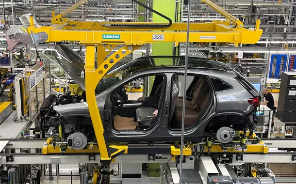 Uma visão geral de uma linha de produção da fabricante alemã de automóveis Mercedes-Benz em uma fábrica em Rastatt, Alemanha, 4 de junho de 2025