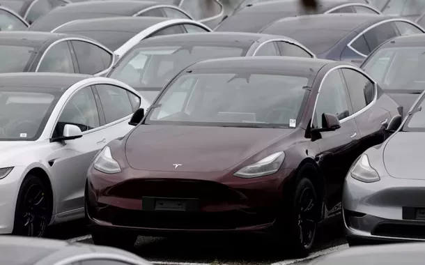 Veículos elétricos da Tesla são fotografados em um dos centros de entrega da empresa em Valenton, perto de Paris, França, em 24 de abril de 2025