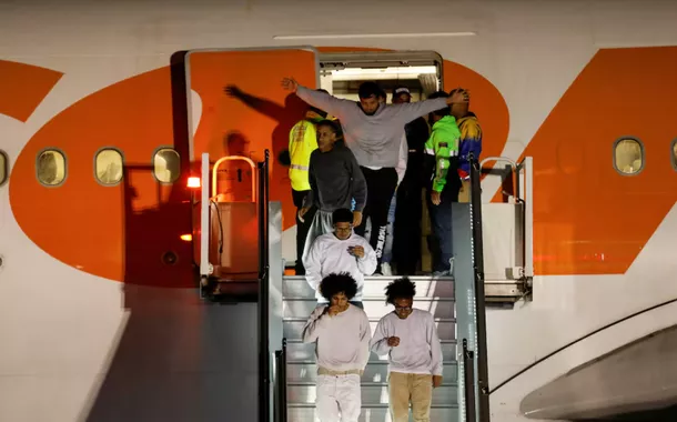 Migrantes venezuelanos chegam em um voo após serem deportados dos Estados Unidos, em Caracas, Venezuela, em 24 de março de 2025