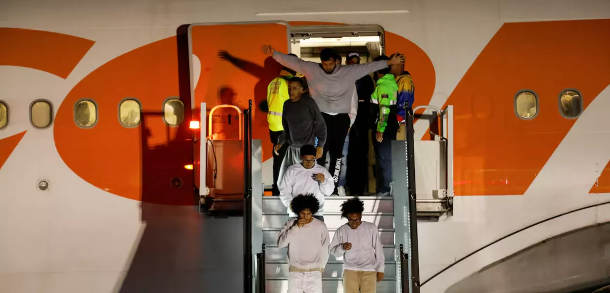 Migrantes venezuelanos chegam em um voo após serem deportados dos Estados Unidos, em Caracas, Venezuela, em 24 de março de 2025