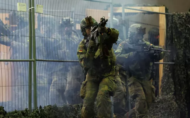 Membros do exército alemão Bundeswehr se exercitam durante uma apresentação ao Ministro da Defesa alemão Boris Pistorius durante sua visita à brigada aerotransportada do exército alemão Bundeswehr em Saarlouis, Alemanha, 17 de setembro de 2024
