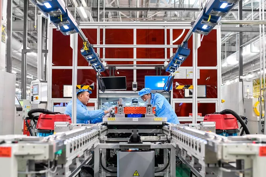Funcionários trabalham em uma unidade de produção de baterias em Changchun, capital da província de Jilin, no nordeste da China, em 2 de fevereiro de 2023