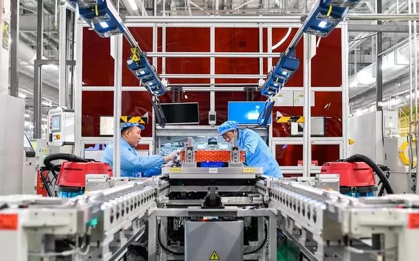 Funcionários trabalham em uma unidade de produção de baterias em Changchun, capital da província de Jilin, no nordeste da China, em 2 de fevereiro de 2023