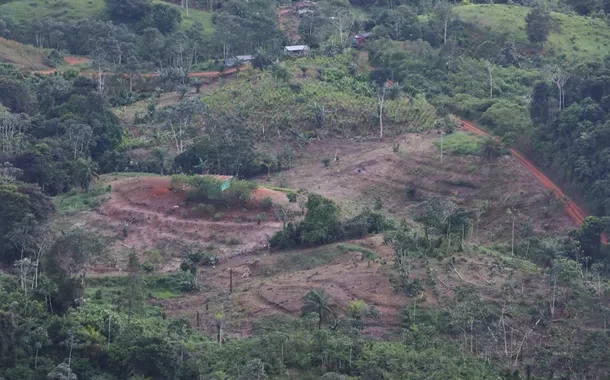 Uma área desmatada no meio da selva é vista durante um sobrevoo militar em Tumaco, Colômbia, em 13 de dezembro de 2021. Foto tirada em 13 de dezembro de 2021