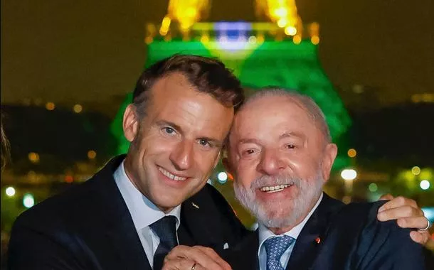 Lula posa ao lado de Macron