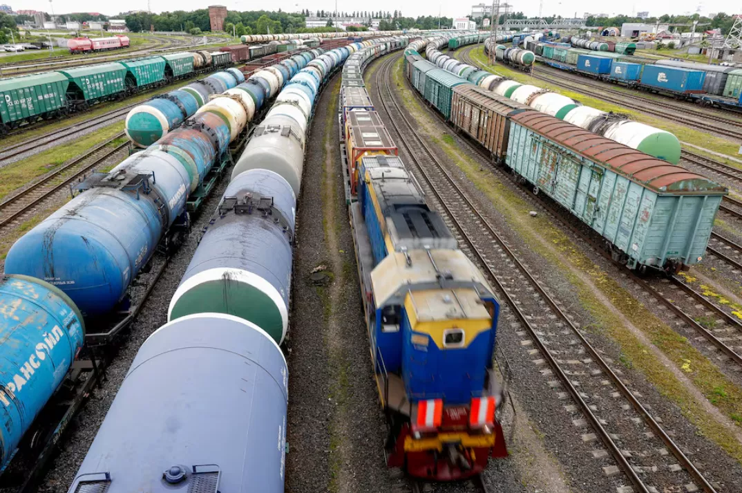 Uma vista mostra um trem de carga e vagões em Kaliningrado, Rússia, 21 de junho de 2022