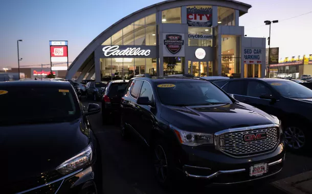 Veículos de marcas de automóveis pertencentes à General Motors Company são vistos em uma concessionária no Queens, Nova York, EUA, em 16 de novembro de 2021
