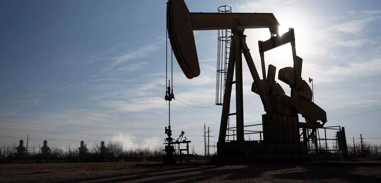 Campo de petróleo da Bacia Permiana, nos arredores de Odessa, Texas, EUA