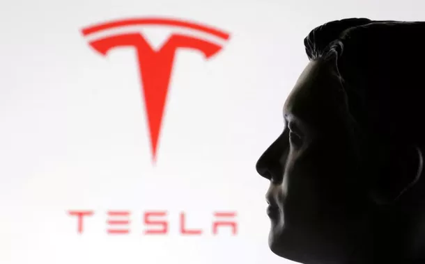 Um modelo em miniatura impresso em 3D de Elon Musk e o logotipo da Tesla são vistos nesta ilustração tirada em 23 de janeiro de 2025