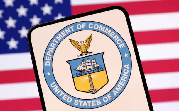 O logotipo do Departamento de Comércio dos Estados Unidos e a bandeira dos EUA são vistos nesta ilustração tirada em 23 de abril de 2025
