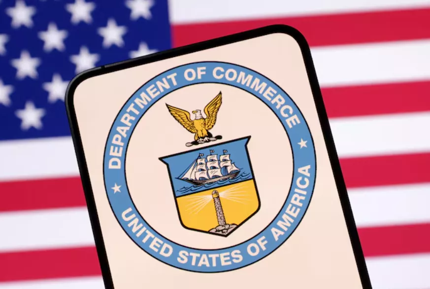 O logotipo do Departamento de Comércio dos Estados Unidos e a bandeira dos EUA são vistos nesta ilustração tirada em 23 de abril de 2025