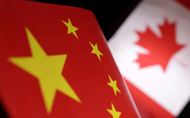 Bandeiras chinesas e canadenses impressas são vistas nesta ilustração. 