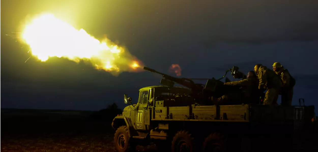 Militares da unidade móvel de defesa aérea da 115ª Brigada Mecanizada Separada das Forças Armadas Ucranianas disparam um canhão antiaéreo ZU-23-2 contra um drone russo durante um turno noturno, em meio ao ataque da Rússia à Ucrânia, na região de Kharkiv, Ucrânia, em 2 de junho de 2025