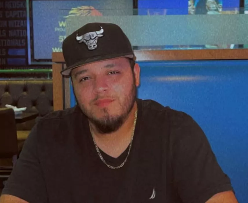 Kilmar Abrego Garcia, um migrante salvadorenho que vivia legalmente nos EUA com uma autorização de trabalho e foi deportado erroneamente para El Salvador, é visto usando um boné do Chicago Bulls nesta imagem de folheto obtida pela Reuters em 9 de abril de 2025