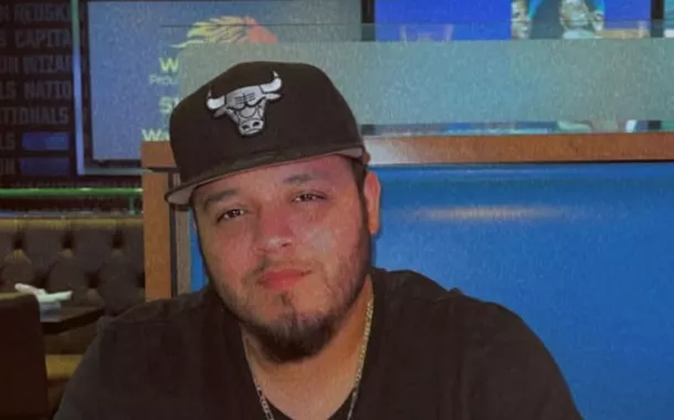Kilmar Abrego Garcia, um migrante salvadorenho que vivia legalmente nos EUA com uma autorização de trabalho e foi deportado erroneamente para El Salvador, é visto usando um boné do Chicago Bulls nesta imagem de folheto obtida pela Reuters em 9 de abril de 2025