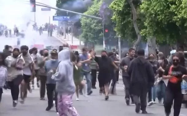 Manifestantes protestam contra agentes de imigração pelo segundo dia em Los Angeles