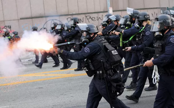Polícia reprime protestos na Califórnia