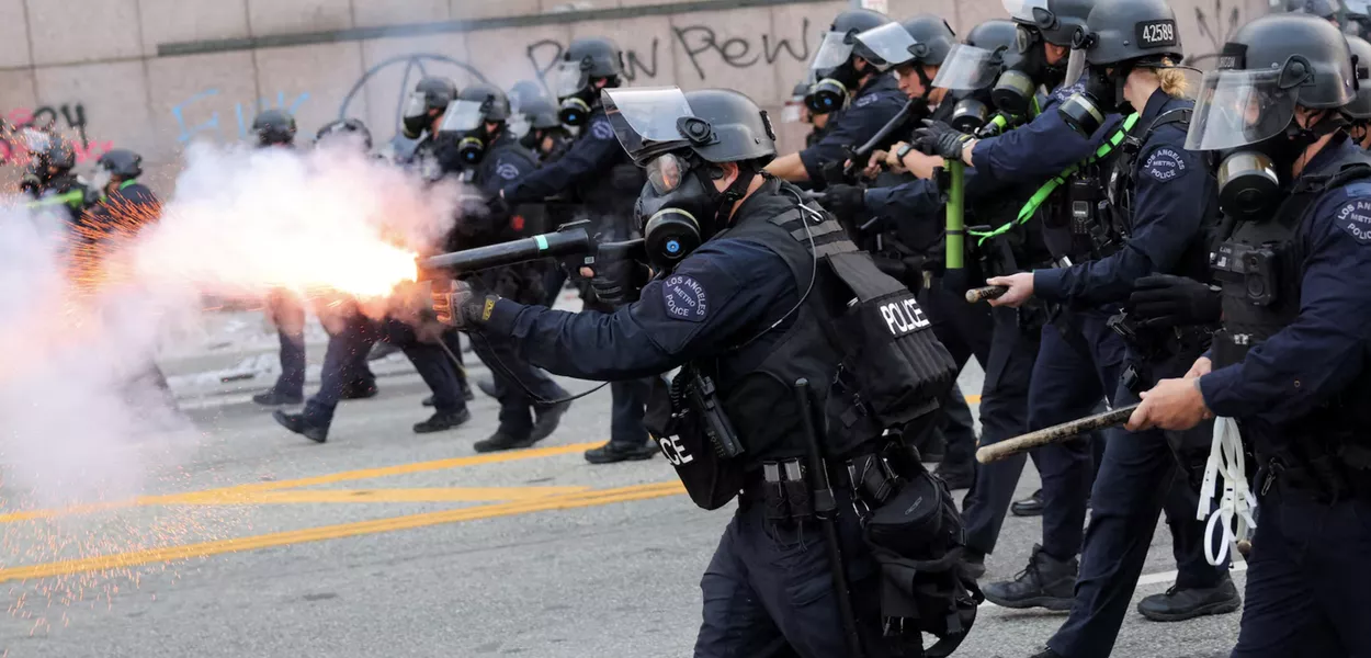 Polícia reprime protestos na Califórnia