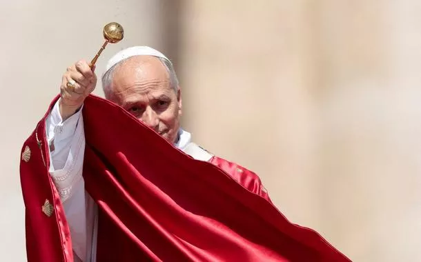 O Papa Leão XIV celebra a missa do Jubileu dos Movimentos, Associações e Novas Comunidades Eclesiais, na Praça de São Pedro, no Vaticano, em 8 de junho de 2025. 