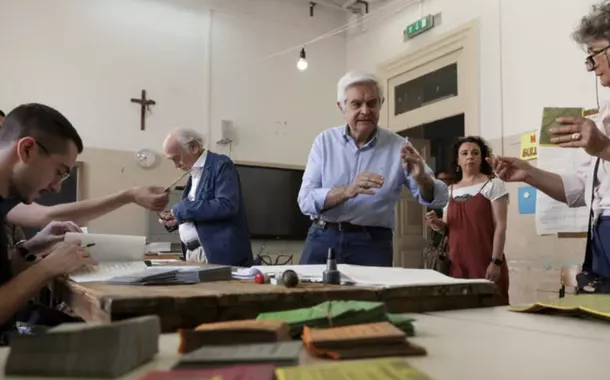 Pessoas se preparam para votar durante um referendo sobre emprego e cidadania italiana em uma seção eleitoral em Roma, Itália, em 8 de junho de 2025. 