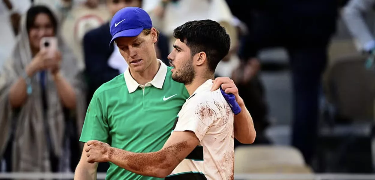 Jannik Sinner e Carlos Alcaraz se abraçam após a final mais longa de Roland Garros