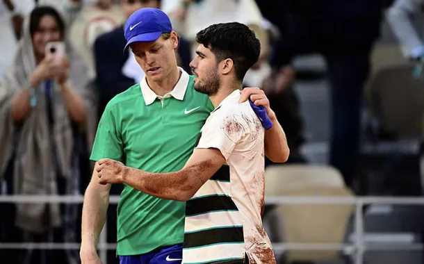 Jannik Sinner e Carlos Alcaraz se abraçam após a final mais longa de Roland Garros