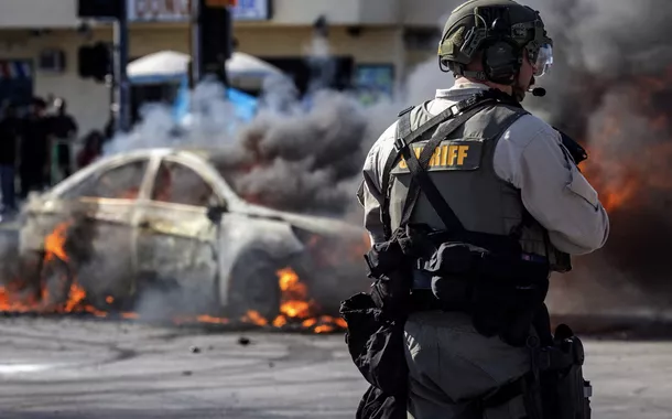 Policial da Guarda Nacional reprime protestos