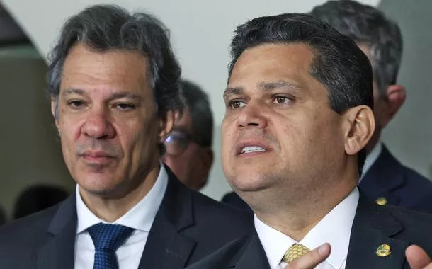 Alcolumbre alerta Haddad sobre 'fogo amigo' no PT e isolamento no governo