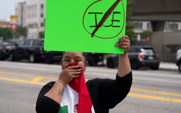Protestos contra varreduras de imigração em Los Angeles, Califórnia, EUA, 8 de junho de 2025