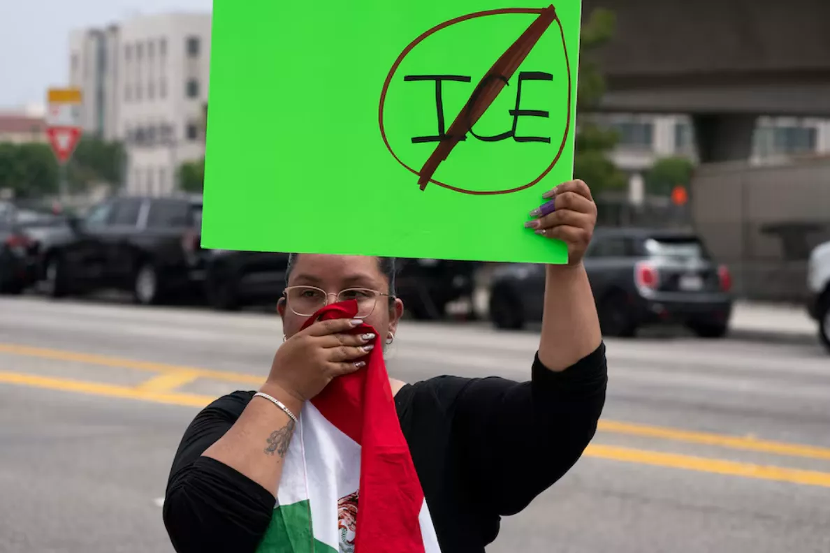 Protestos contra varreduras de imigração em Los Angeles, Califórnia, EUA, 8 de junho de 2025